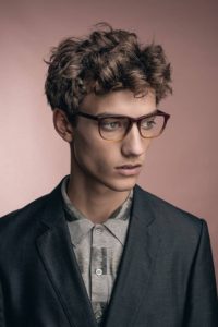 coiffure-homme-2018-cheveux-courts-boucles-lunettes